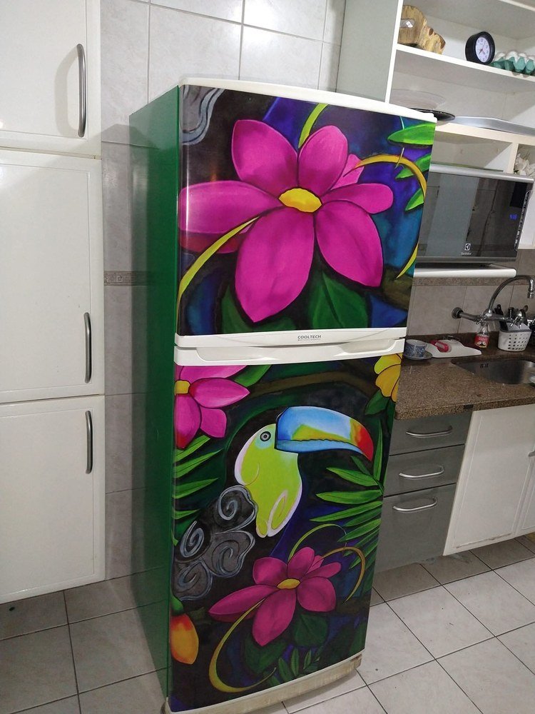 Geladeira envelopada floral com tucano — trabalho real