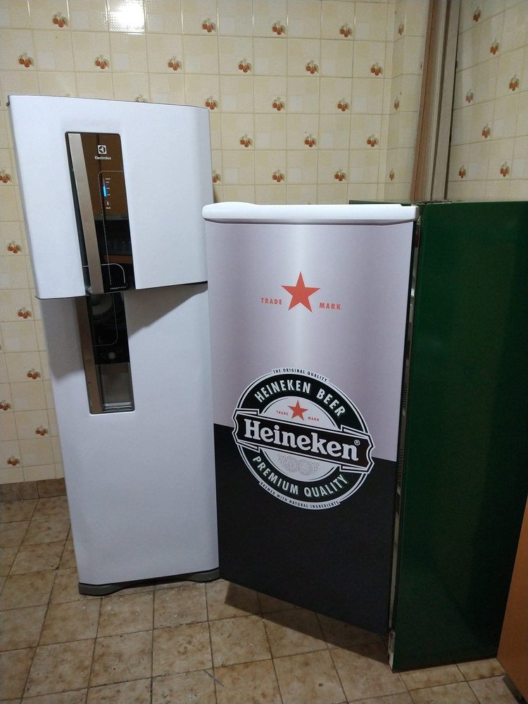 Geladeira branca e geladeira envelopada Heineken — trabalho real