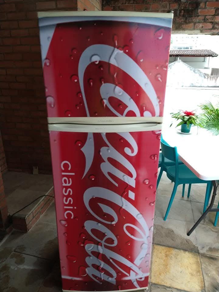 Geladeira envelopada Coca-Cola — trabalho real
