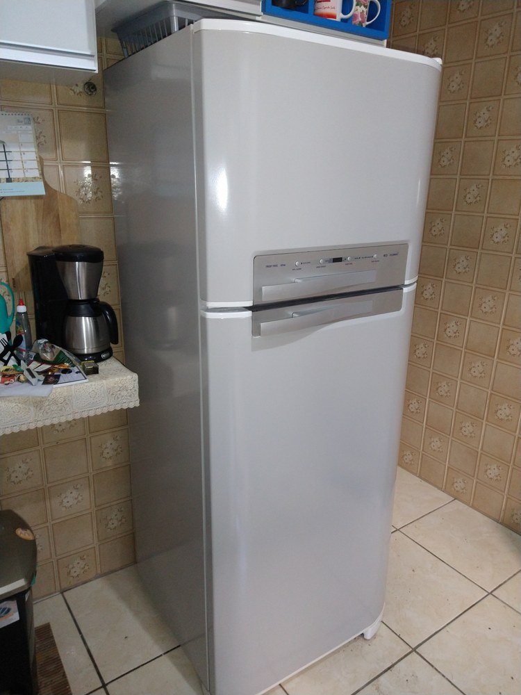 Geladeira branca envelopada — trabalho real