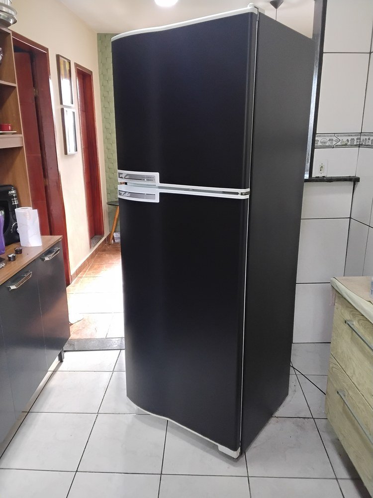Geladeira preta envelopada — trabalho real