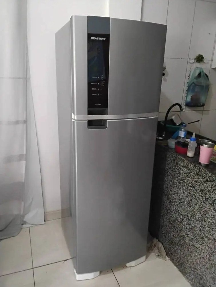 Geladeira prata envelopada — trabalho real