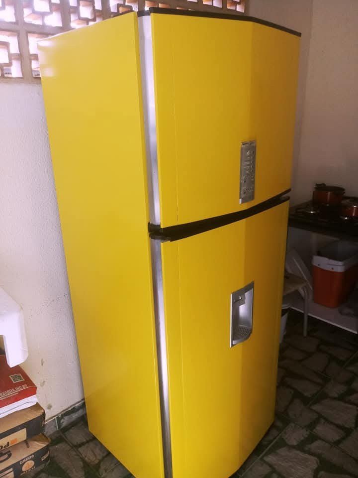 Geladeira amarela envelopada — trabalho real