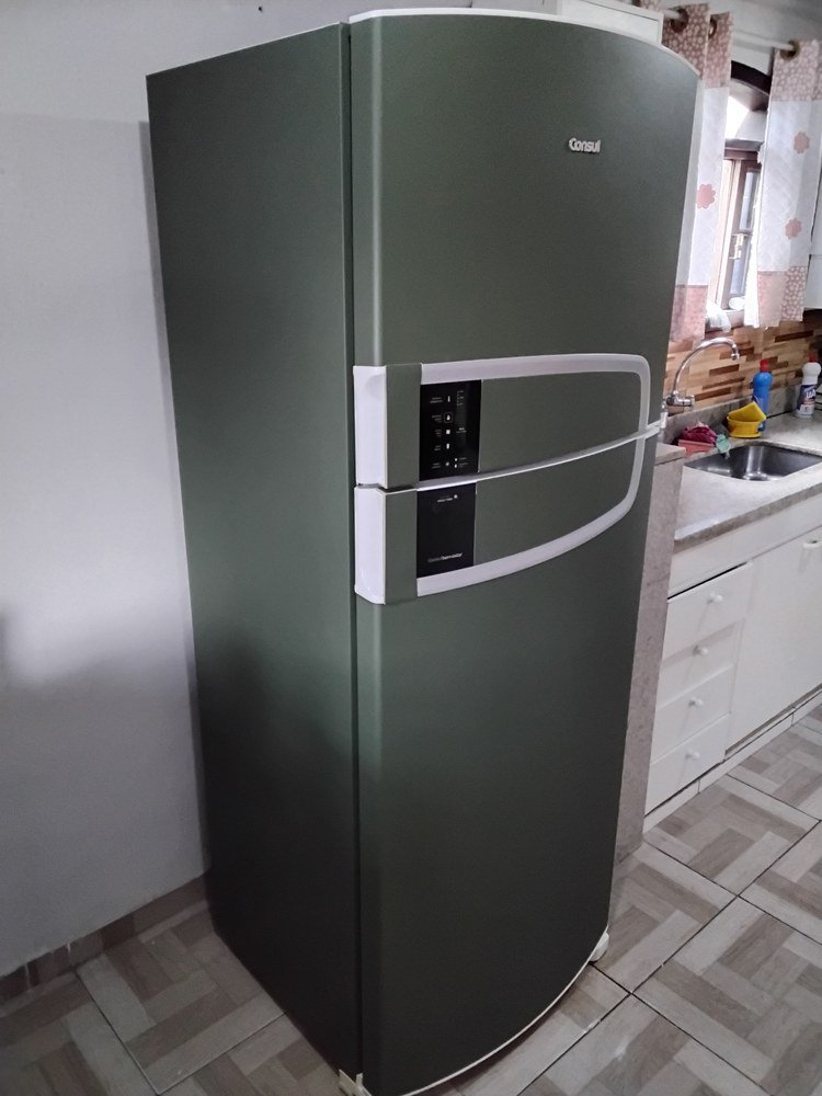 Geladeira verde envelopada — trabalho real