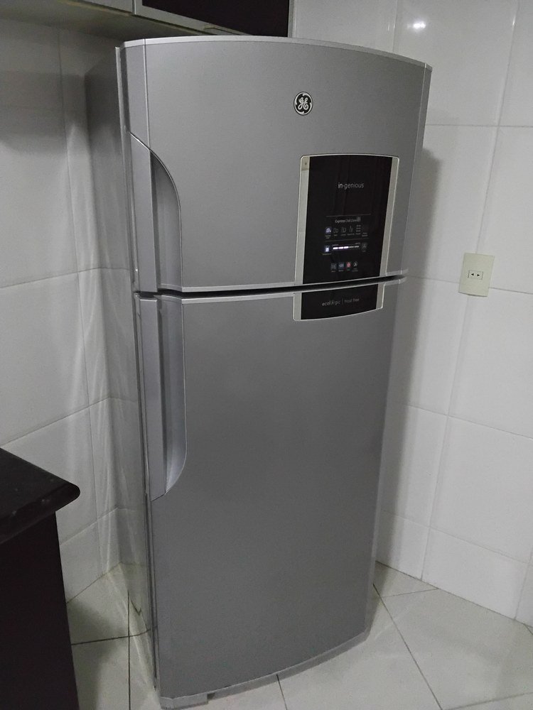 Geladeira prata envelopada — trabalho real