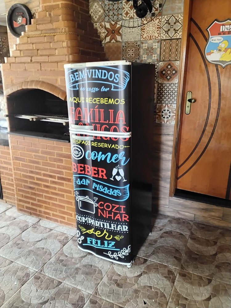 Geladeira preta envelopada — trabalho real
