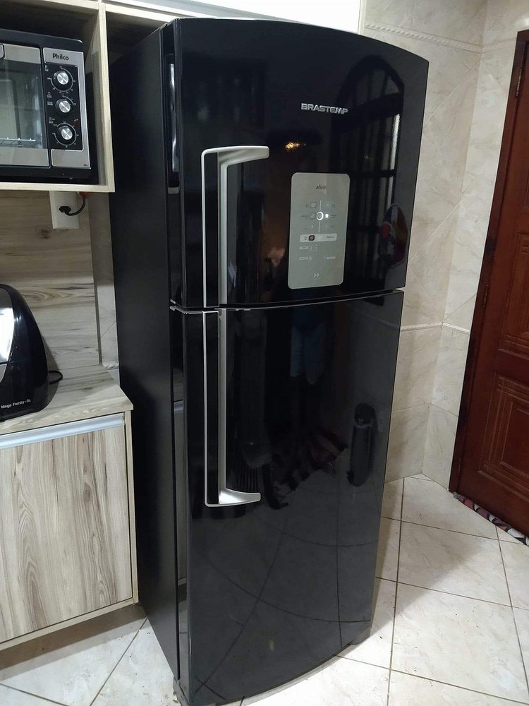 Geladeira preta envelopada — trabalho real