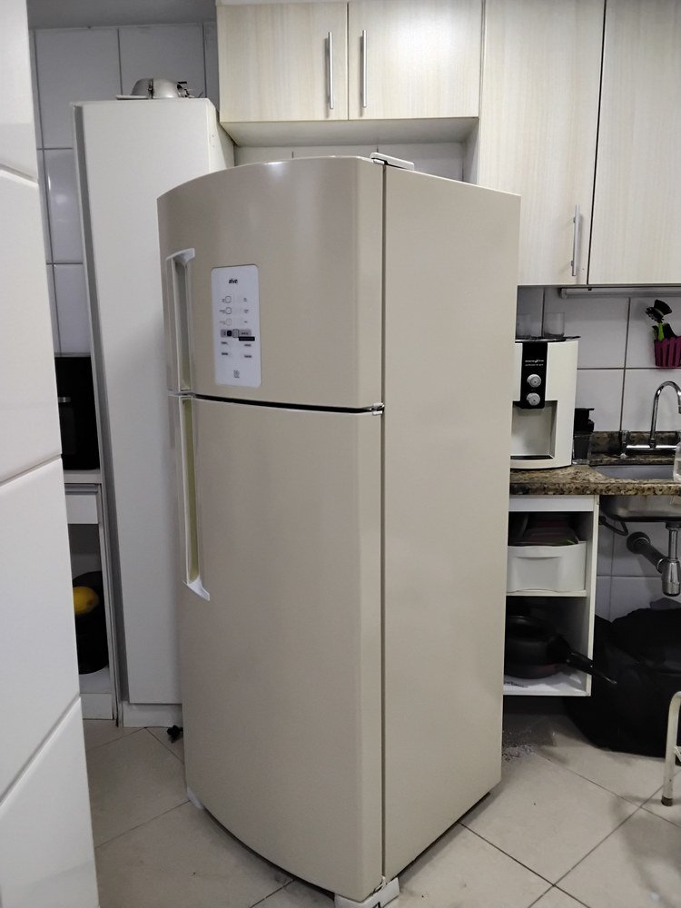 Geladeira prata envelopada — trabalho real